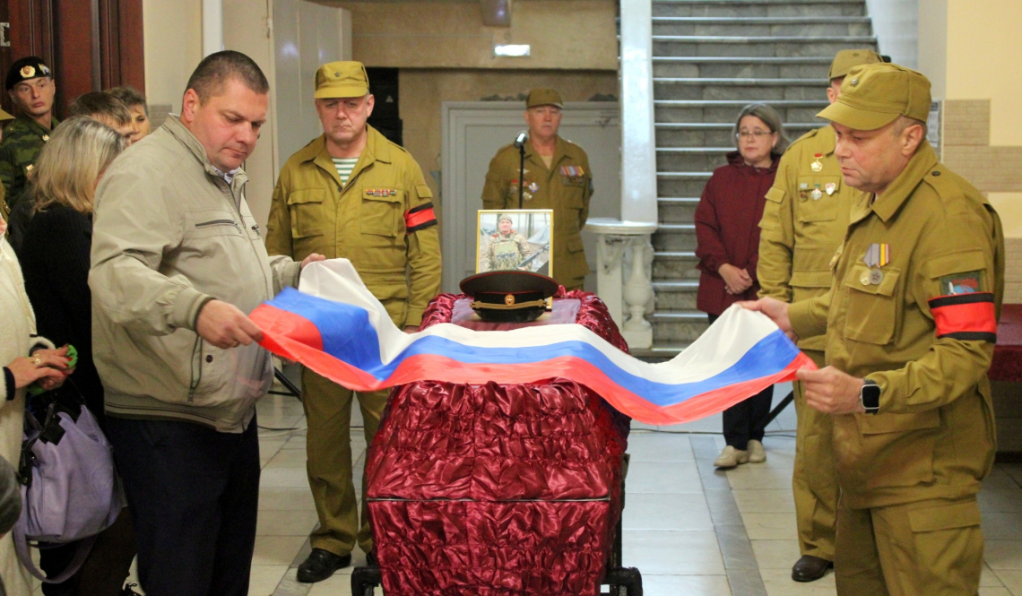 Попрощались с воином Ахтямовым. Проводить погибшего солдата пришли родные и друзья